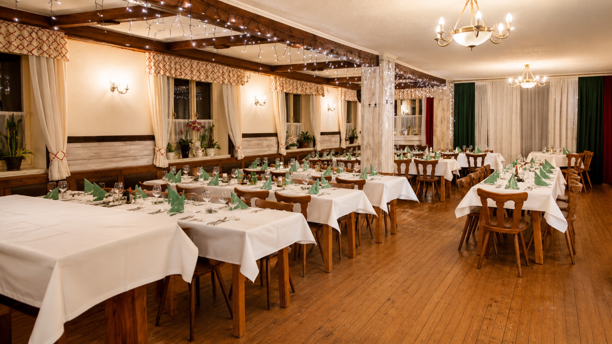Großer Saal am Abend mit Festtafel
