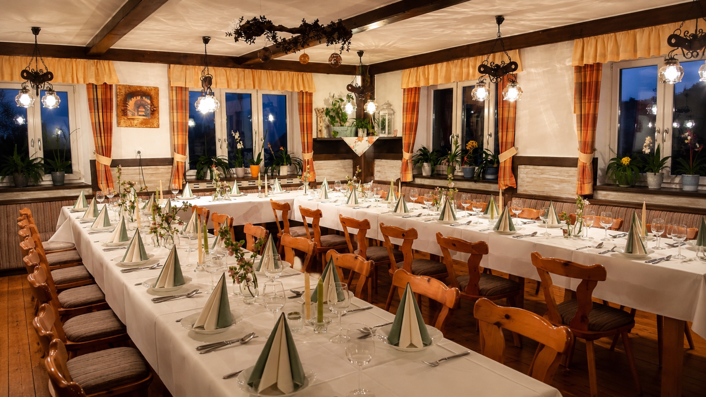 Großer Saal mit Festtafel am Abend