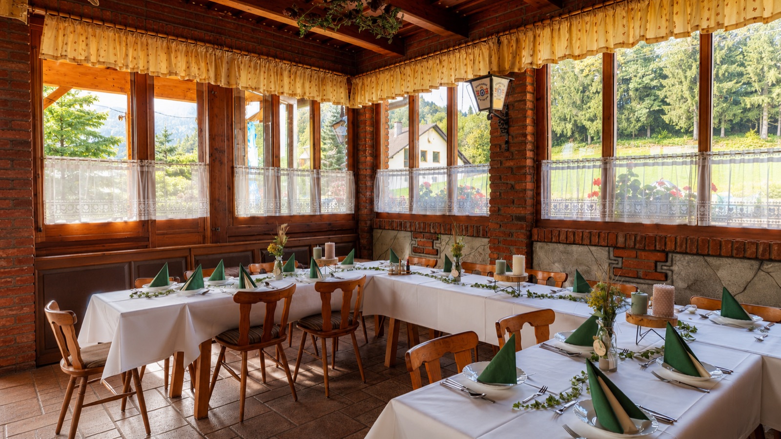 Wintergarten am Tag mit gedeckter Tafel, Alpengasthof Strutz