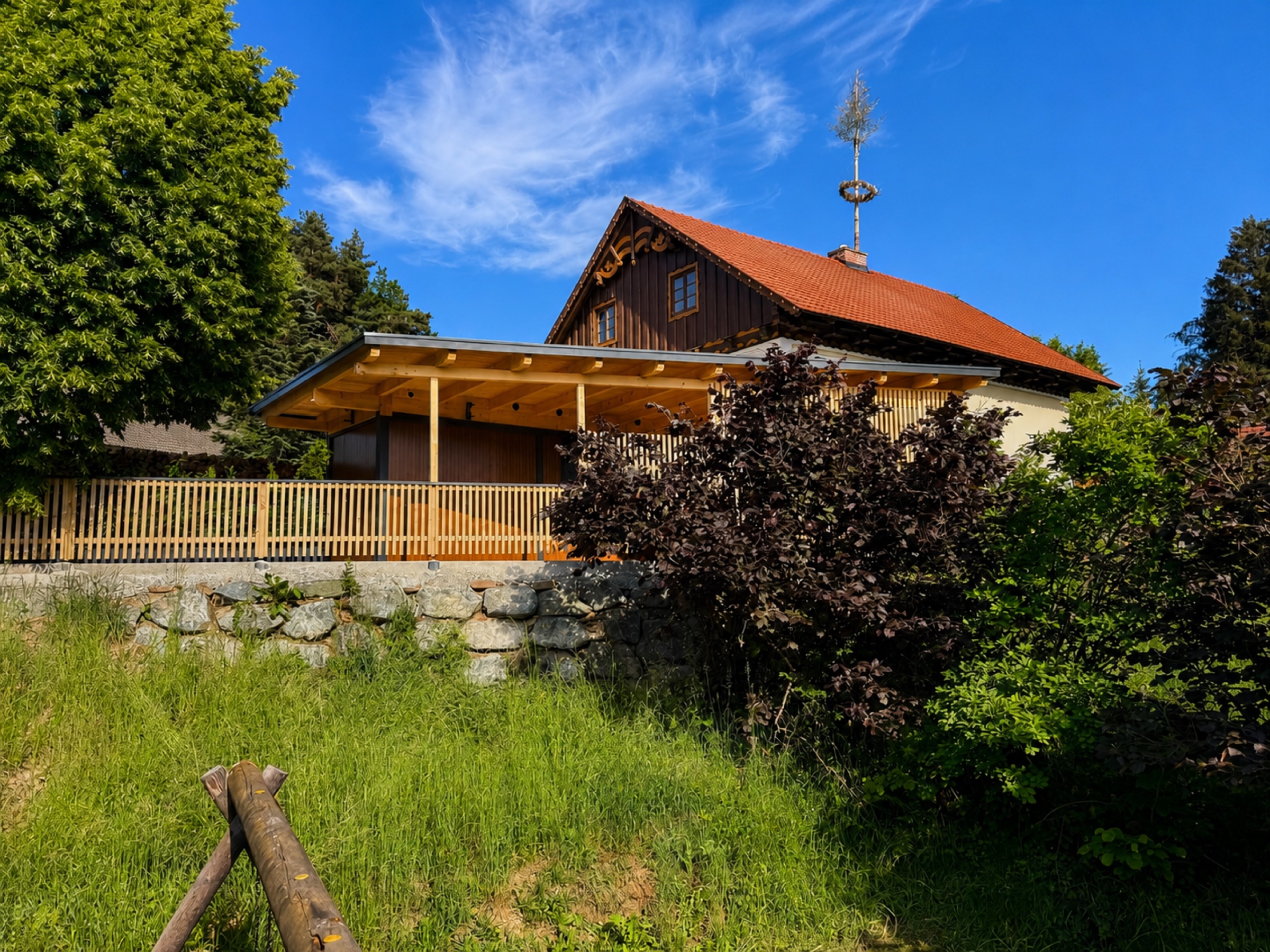 Tiny House am Hang — Seitenansicht
