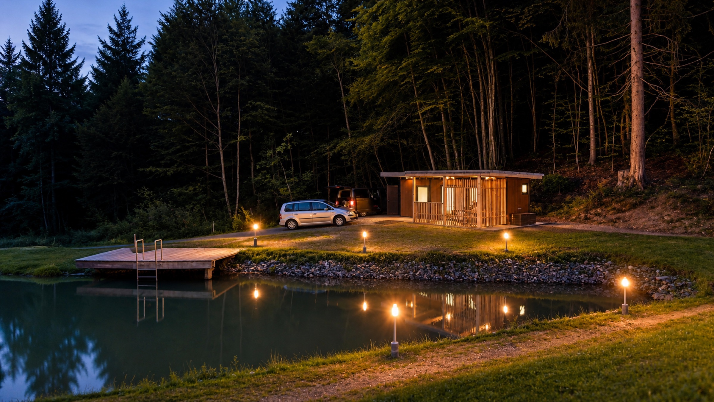 Tiny House bei Nacht mit Lichtern